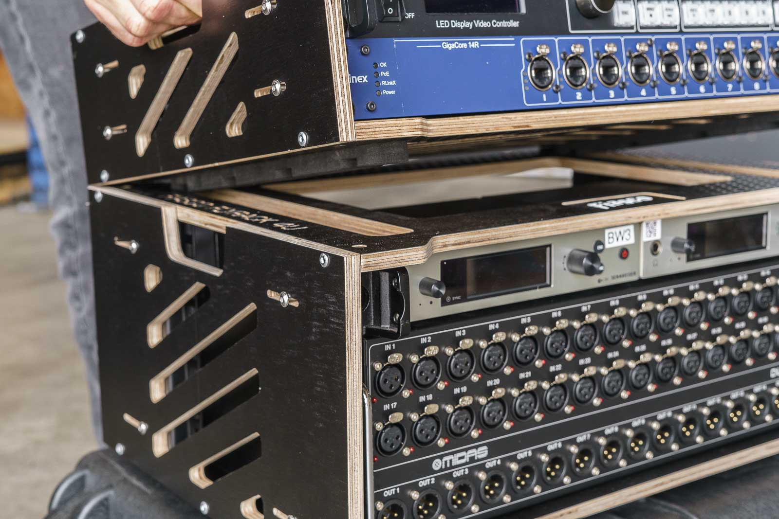 Io Rack7 Port Fiasco Flyrack 2U - Wireless Rack, Tracks Rack, IO Rack for touring ...
